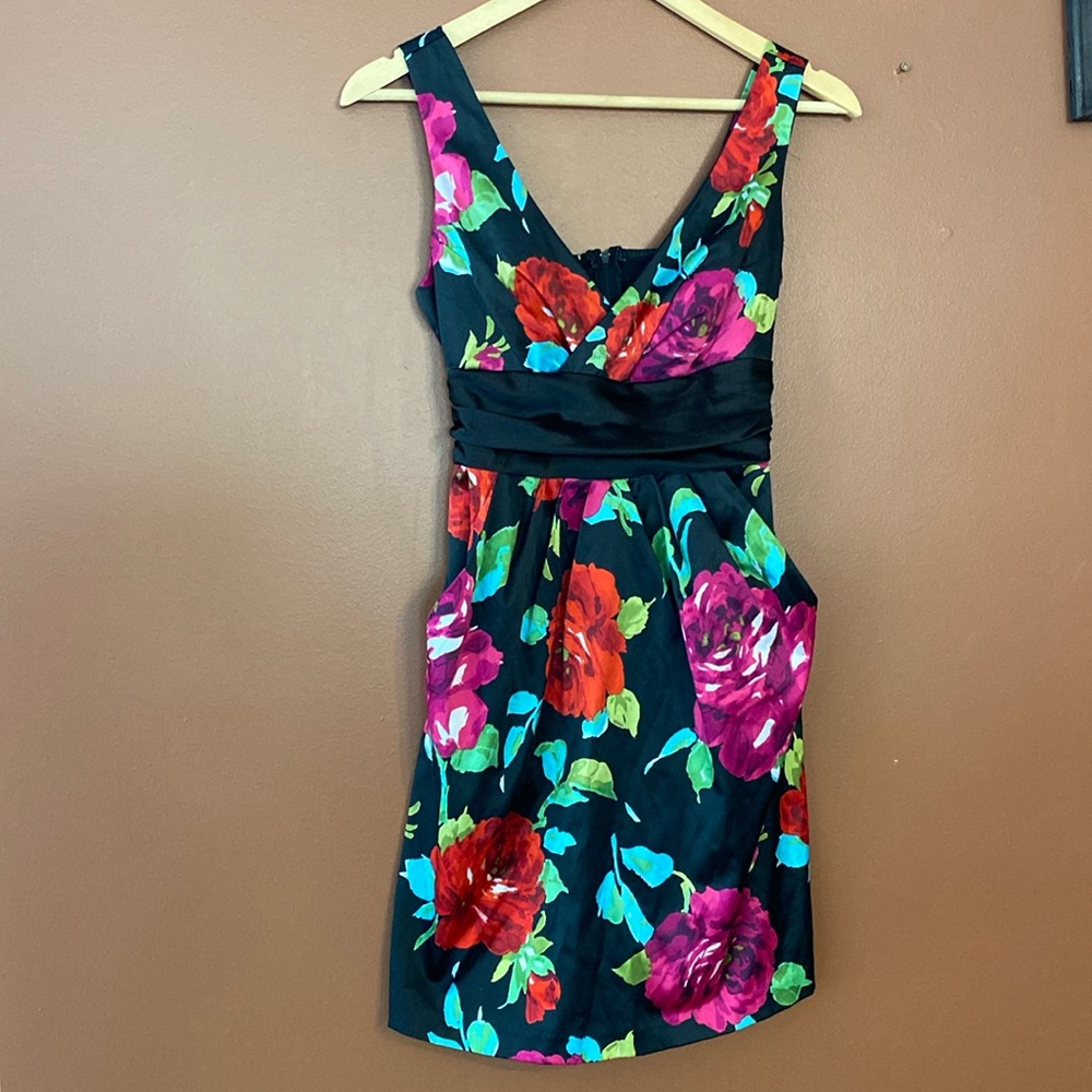 Jolie beautiful ladies dress size 6 petite.